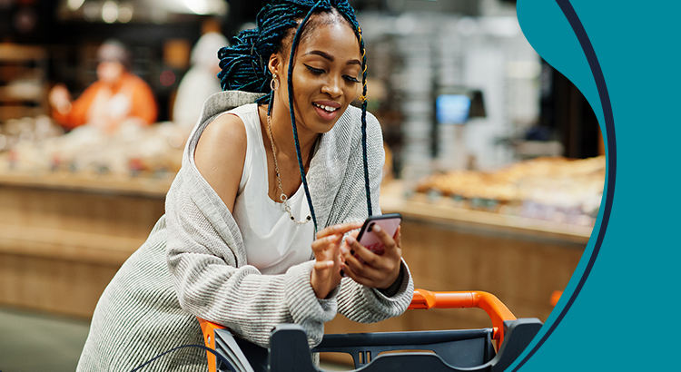 Cliente com celular no supermercado - como melhorar a experiência do consumidor capa post