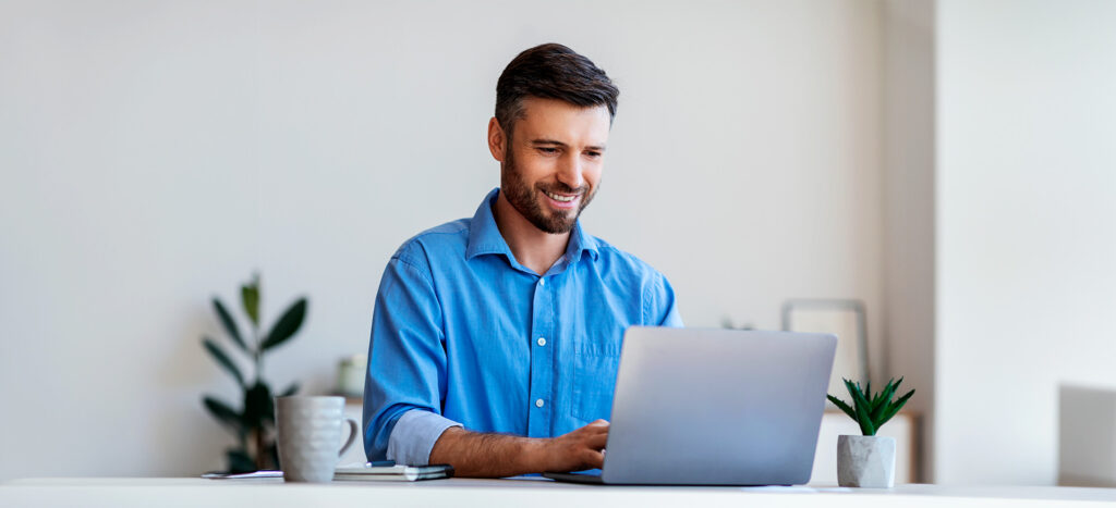 Diseño de un hombre frente al computador utilizando WhatsApp Web