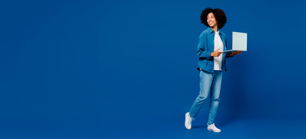 Mujer frente a la pantalla con WhatsApp Escritorio abierto