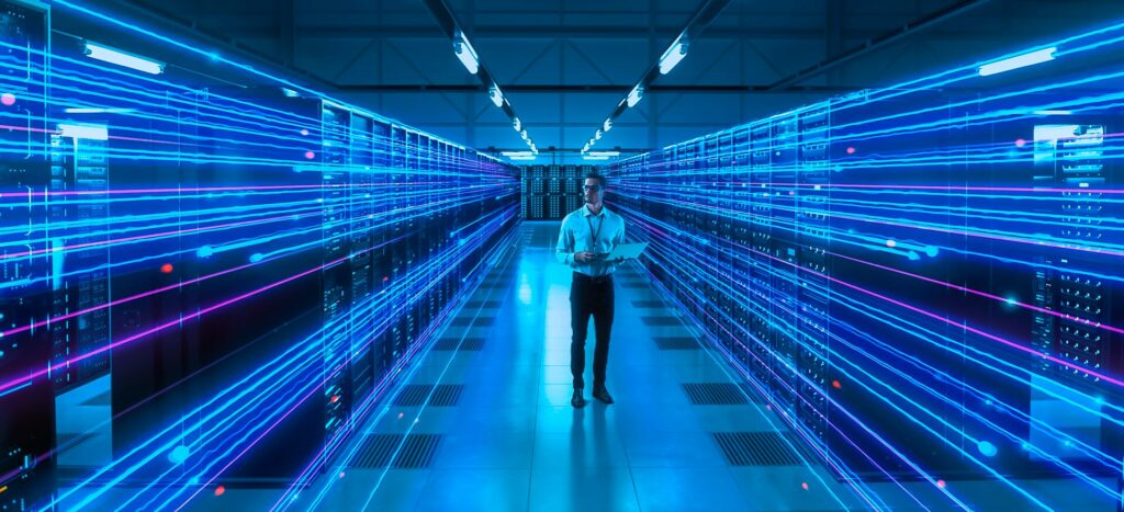 imagen de un hombre en medio a la tecnología e inteligencia artificial con machine learning