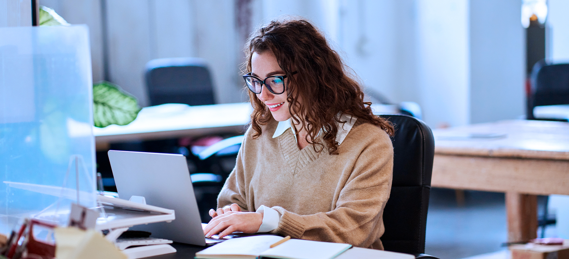 Mujer haciendo una investigación de mercado digital en la computadora