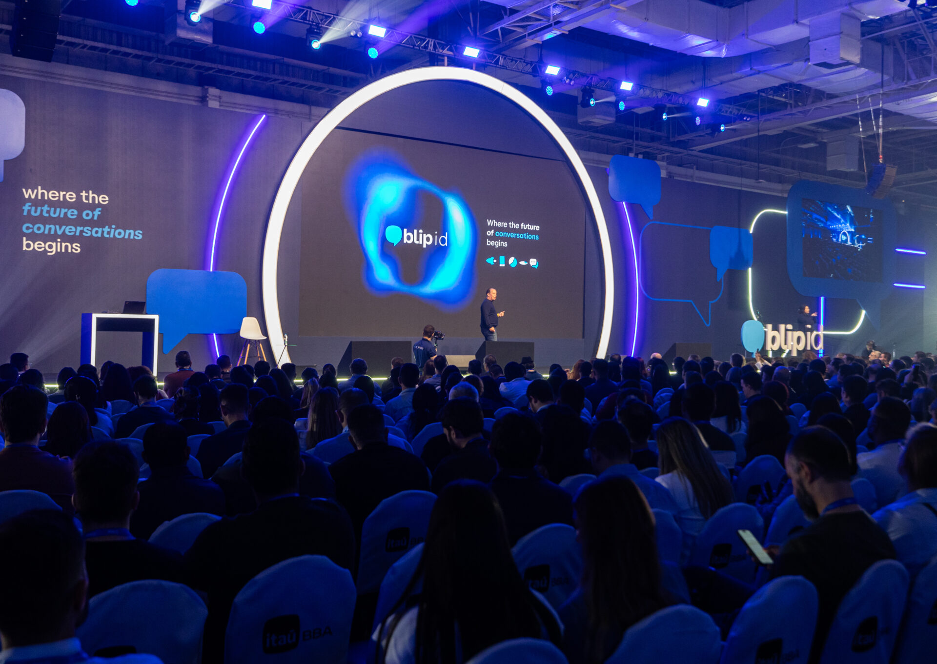 Palco principal del evento Blip ID donde el CEO de Blip habló sobre los insights 2025 de IA conversacional