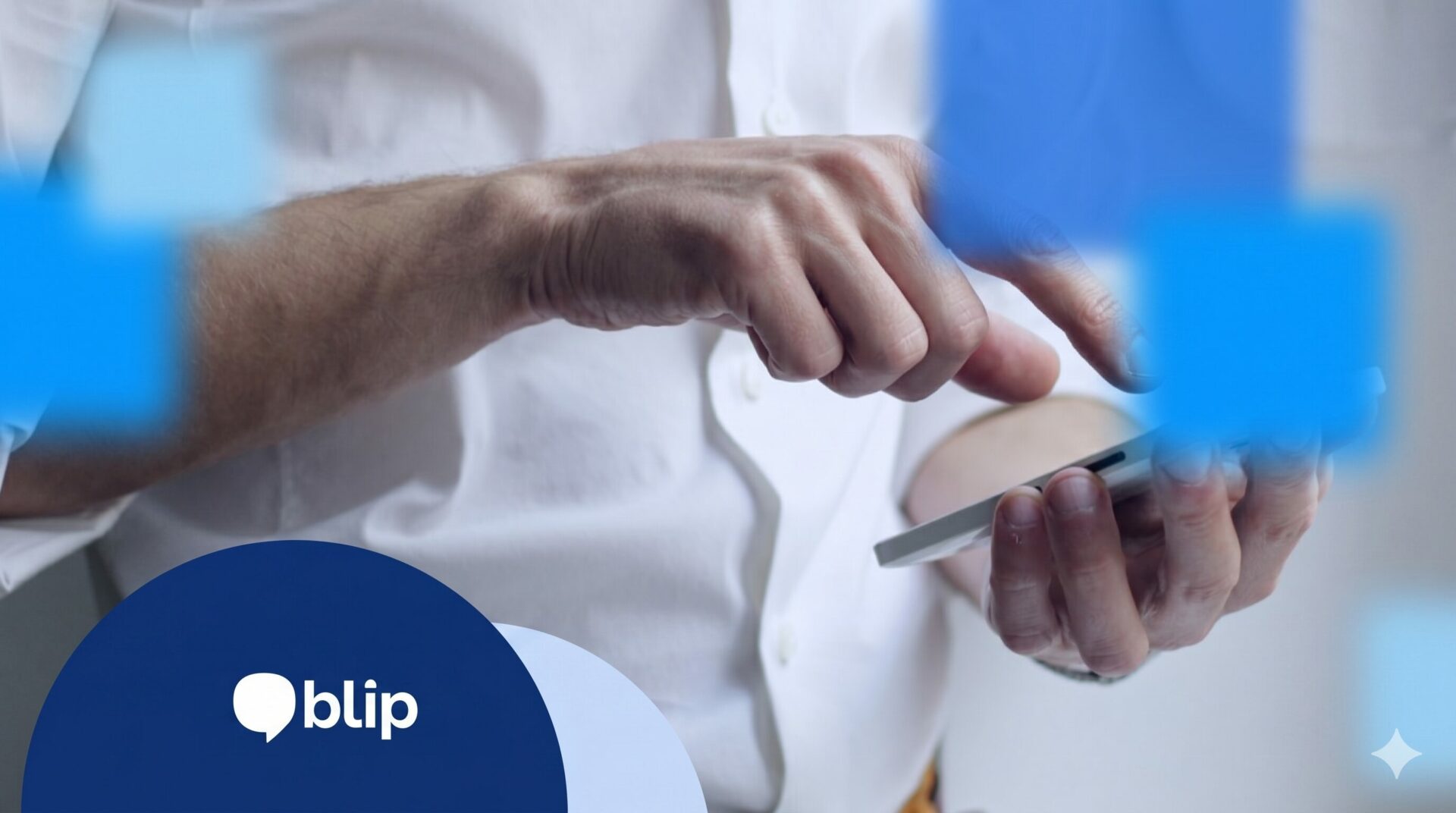 Una persona usando su celular mientras crea mensajes automáticos para WhatsApp