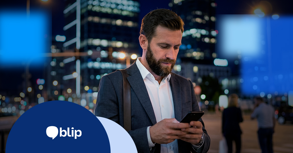 Un hombre usando un celular y aprendiendo sobre IA conversacional