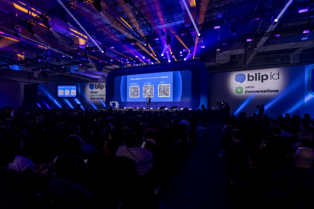 Palco do Blip id 2026, maior evento de inteligência conversacional do mundo.